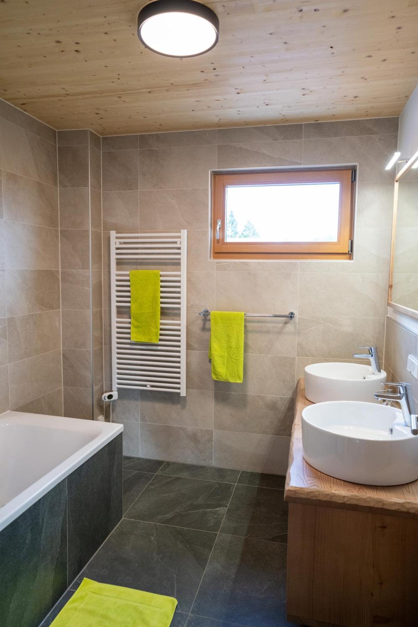 Holzhaus "Zum Schwarz'N" Apartment Aurach am Hongar ภายนอก รูปภาพ