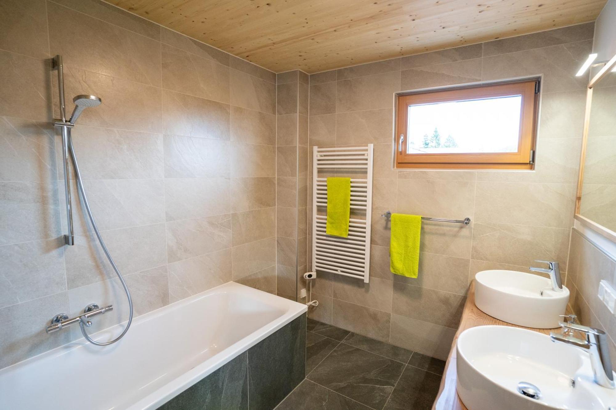 Holzhaus "Zum Schwarz'N" Apartment Aurach am Hongar ภายนอก รูปภาพ